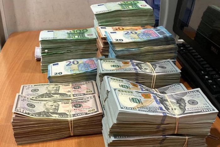 Vietnamitas detidos no aeroporto de Luanda na posse de mais de 800 mil euros e 341 mil dólares