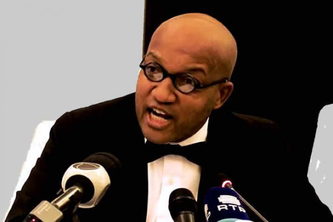 Jurista angolano diz-se “oprimido” e acusa governantes de “agressão constante” da Constituição
