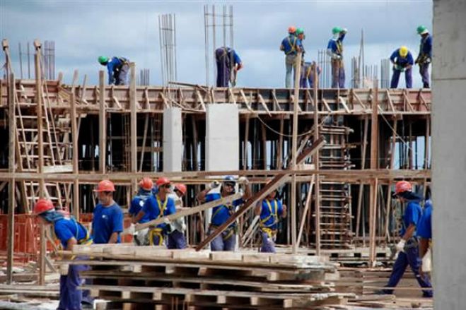 Trabalhadores estrangeiros obrigados a abrir conta em Angola para receber salários