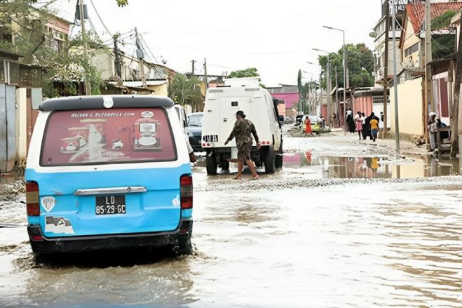 Chuva em Luanda deixa bairros inundados, casas submersas, estradas e ruas alagadas
