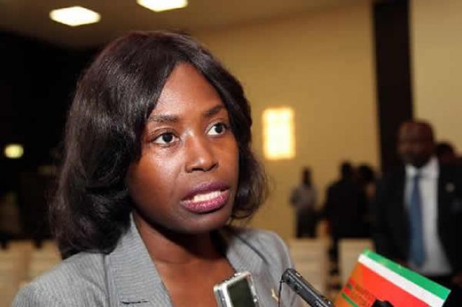 O velho slogan " MPLA é o povo e o povo é o MPLA” não pode ser democraticamente aceite - Mihaela Webba sobre revisão da CRA