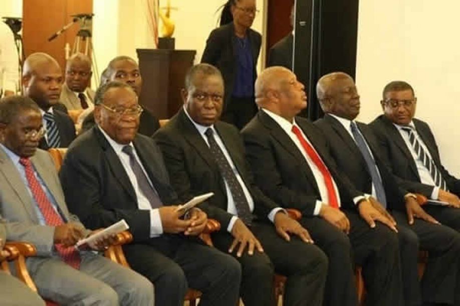 Destacadas figuras angolanas ligadas oficialmente ao desvio do erário público não vão a tribunal