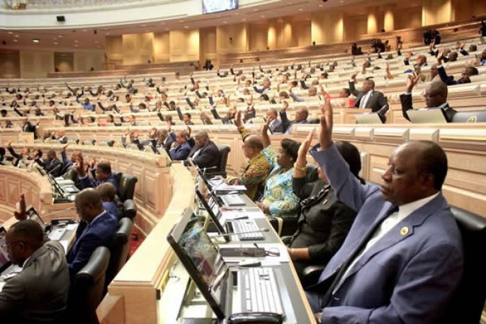 Parlamento angolana aprovou suspensão de mandato de 25 deputados do MPLA