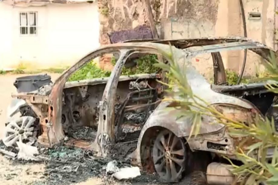 Encontrado carro carbonizado, suspeito de pertencer à &#039;Máfia Angolana&#039; que executou homem