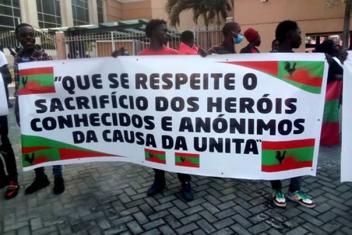 Grupo contratado pelo MPLA protesta na entrega de candidatura da UNITA junto do TC