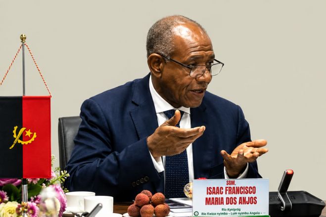 "Já não vou ajoelhar-me": Angola procurará outros parceiros, diz ministro aos empresários brasileiros