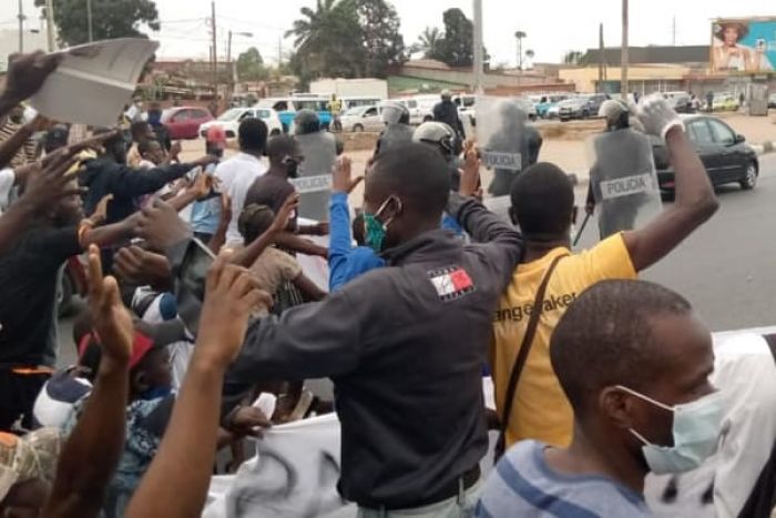 Jornalistas agredidos por polícias em Luanda foram obrigados a apagar imagens